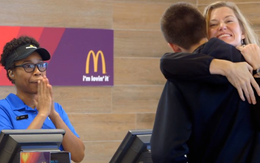 McDonald’s chấp nhận thanh toán bằng … ôm và chụp ảnh tự sướng