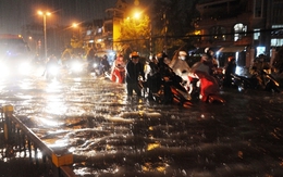 Đường thành sông, bé gái 11 tuổi tử vong trong cơn mưa
