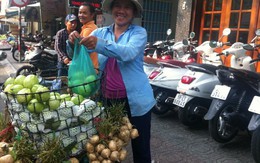 Trái cây giá bèo tràn ngập đường phố Sài Gòn