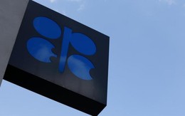 Dầu giảm giá mạnh vì sản lượng OPEC lên cao kỷ lục