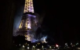 Tháp Eiffel bốc khói, dân Paris hoảng hốt lo khủng bố