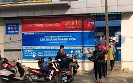 Thanh Hóa: Người dân rồng rắn xếp hàng trước ATM chờ rút tiền