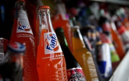 1 lon nước ngọt chứa 10 thìa đường, nhưng kết quả kinh doanh của Coca-cola, Pepsi vẫn "đắng ngắt"