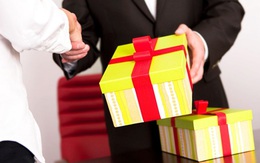 Nhiều doanh nghiệp coi việc tặng quà cán bộ công chức là hoạt động kinh doanh bình thường
