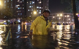 Mưa như trút ở Sài Gòn, nước ngập đến nửa thân người
