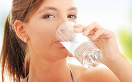 7 lợi ích không ngờ khi uống một cốc nước ấm