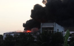 Nhà kho ở quận Bình Tân cháy dữ dội