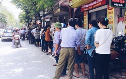 Sát Tết Trung thu, người Hà Nội xếp hàng dài cả cây số, chen nhau chờ mua bánh Bảo Phương
