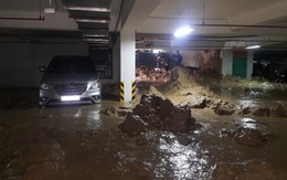 Hầm chung cư bị vỡ, hàng trăm tấn bùn vùi lấp nhiều xe