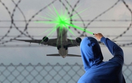 Lập đường dây nóng xử lý hành vi chiếu tia laser vào tàu bay