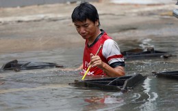 Nhiều tuyến đường Sài Gòn vẫn ngập mênh mang sau cơn mưa “lịch sử”
