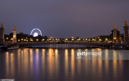 Paris "mùa nước lũ": Ngập nhưng vẫn phải lãng mạn!