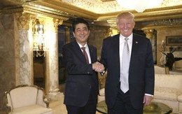 Thủ tướng Nhật Bản "quyến rũ" Donald Trump bằng ngoại giao sân golf