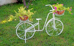 Nhìn là mê cách trang trí sân vườn bằng xe đạp cũ
