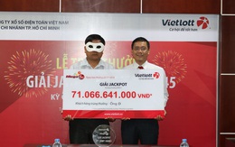 Người thứ 3 trúng giải Vietlott trị giá 71 tỉ đồng đã đeo mặt nạ đến nhận thưởng