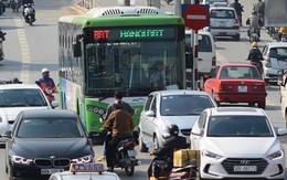 'Ma trận' xe máy bủa vây xe buýt nhanh BRT ngày đầu hoạt động
