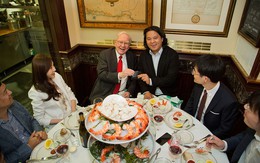 Warren Buffett sống cả đời giản dị, nhưng mỗi năm 1 lần ông sẽ có một "bữa ăn triệu đô"