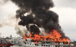 Tàu du lịch đang cháy dữ dội ở cảng Tuần Châu