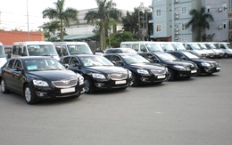 Thứ trưởng bắt taxi đi làm, ngân sách vẫn nặng gánh cho 37.000 xe công