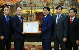 Chủ tịch Hà Nội Nguyễn Đức Chung trao giấy chứng nhận đầu tư cho Trung tâm Nghiên cứu của Samsung