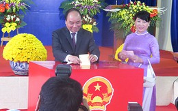 Thủ tướng Nguyễn Xuân Phúc cùng phu nhân bỏ phiếu tại Hải Phòng