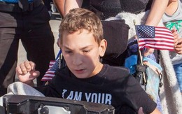 Cậu bé khuyết tật bị ông Trump đuổi ra ngoài trong cuộc vận động