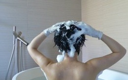 Vì sao phụ nữ Nhật luôn đeo găng tay khi gội đầu và không bao giờ dùng xà phòng rửa tay sau khi đi toilet?