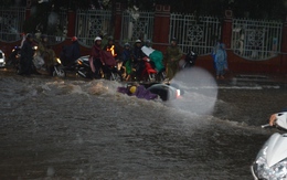 Clip: Nước mưa chảy xiết như sông cuốn trôi xe máy trên đường phố Sài Gòn