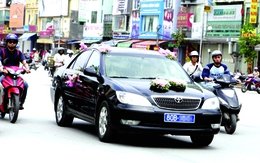 Thứ trưởng cũng bắt taxi đi làm: Có giải quyết gốc rễ vấn đề lãng phí xe công?