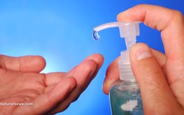 Tác hại của nước rửa tay khô với sức khỏe nam giới