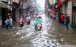 Mưa lớn, nhiều tuyến đường Hà Nội chìm trong biển nước