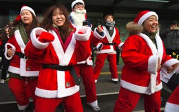 “Ông già Noel” diễu hành phản đối Tổng thống Hàn Quốc