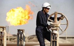 Giá dầu kết tháng giảm mạnh 15%