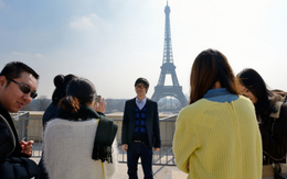 "Cậu ấm cô chiêu Trung Quốc": Mua sắm ở Paris, ăn uống ở Tokyo, đặt tour qua Wechat