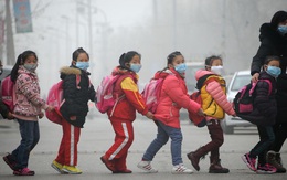 Hai lần Bắc Kinh ô nhiễm không khí báo động đỏ, Trung Quốc đã 'giải cứu' người dân bằng cách nào?