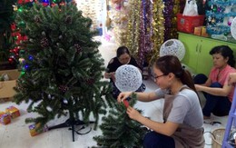 Hàng Việt phục vụ trang trí Noel hút khách