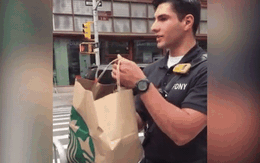 Câu chuyện đẹp đầu tuần: Nhân viên Starbucks bỏ tiền túi tặng đồ ăn, nước uống cho cảnh sát New York sau vụ nổ bom