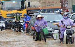 Đường Hà Nội thành sông, ùn tắc kinh hoàng dưới mưa