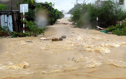 Cận cảnh đường phố Nha Trang chìm trong dòng thác lũ