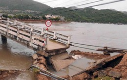 Sập cầu Vĩnh Hy ở Ninh Thuận gây ách tắc giao thông