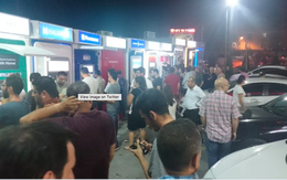 Người dân Thổ Nhĩ Kỳ đua nhau đi rút tiền ở các cây ATM