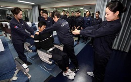 Tiếp viên Hàn Quốc dùng súng điện trị khách gây rối