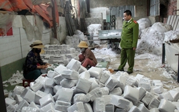 Đột kích xưởng giấy vệ sinh giả thu hơn 10 tấn nguyên liệu