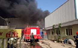 [Video] Cận cảnh vụ cháy kho gỗ 2000m2 ở cụm công nghiệp Ngọc Hồi