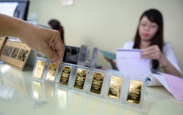 Vàng chuyển mạnh thành tiền, giao dịch vàng miếng tại Việt Nam sụt mạnh