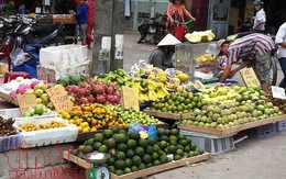 Thị trường Rằm tháng 7: Hoa tươi, trái cây tăng giá nhẹ