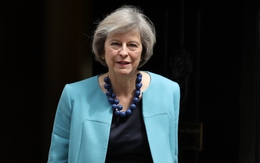 Thủ tướng Anh Theresa May đã trở thành tượng đài thời trang như thế nào?