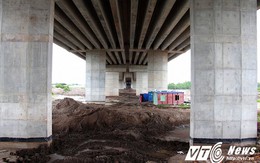 Sau nhà hàng, bãi tập kết cát lại 'mọc' dưới gầm cầu cao tốc Hà Nội - Hải Phòng