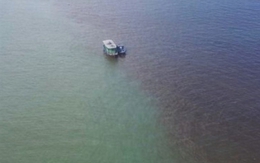 Video: Dải nước lạ màu đỏ đục xuất hiện trên vịnh Hạ Long