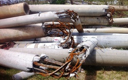 Hàng loạt cột điện ở Hà Tĩnh gãy đổ, lộ ra lõi thép mỏng manh
